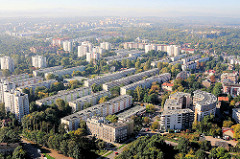 Neubauviertel in Krakau / Kraków - Hochhäuser, Plattenbauten am Weichselufer.