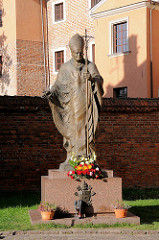 Denkmal Papst Paul II ( Pomnik Jana Pawla II )auf der Wawel in Krakau / Kraków. Johannes Paul II., lateinisch Ioannes Paulus PP. II, bürgerlicher Name Karol Józef Wojtyła;  war vom 16. Oktober 1978 bis zu seinem Tod mehr als 26 Jahre Papst.