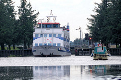 Das Auflugsschiff ADLER PRINCESS hat die Schleuse Lexfähre passiert - ein Sportboot wartet auf die Einfahrt.