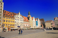 Historische Häuser am Marktplatz / Großer Ring von Wroclaw, Breslau / Polen - Cafés und Restaurants mit Markisen vor den Häusern.