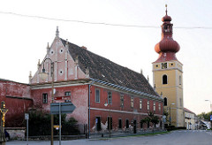 Historische Architektur -  Glockenturm und Langhaus an der Strasse von Golcuv Jenikov