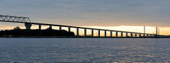 Auffahrt der Brunsbüttler Hochbrücke über den Nord Ostsee Kanal bei Sonnenaufgang - die Hochbrücke Brunsbüttel ist mit 2831 m die längste Brücke über den Nord-Ostsee-Kanal.