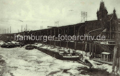 Hamburger Kaianlagen im Winter - Oberländer Kahn, Steuerruder - eisbedecktes Wasser..