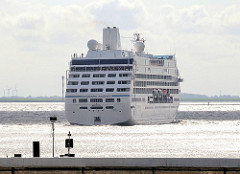 Das Kreuzfahrtschiff AZAMARA JOURNEY hat die Schleusung in der Brunsbüttler Schleuse durchgeführt und fährt in die Elbe ein.
