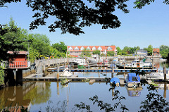 Sportboothafen Bremervörde - Motorboote und Segelboote liegen an den Stegen oder der Kaimauer.