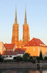 Der Breslauer Dom, die Kathedrale St. Johannes des Täufers (poln. Archikatedra św. Jana Chrzciciela), wurde in den Jahren von 1244 bis 1341 im Stil der Gotik errichtet. Seine Türme sind mit knapp 98 Metern die höchsten Kirchtürme der polnischen Wroc