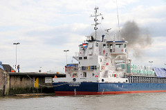 Der Frachter CROWNBREEZE, Heimathafen Rotterdamm ist in die Schleusenkammer der Schleuse Brunsbüttel eingefahrten und wird mit einem Tau festgemacht.
