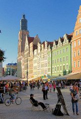 Markplatz mit historischen Fassaden in unterschiedlichen Farben am in Wroclaw, Breslau / Polen - im Hintergrund der Turm der St. Elisabethkirche.