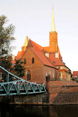 Die gotische Doppelkirche Heiligkreuz (Kosciol Sw. Krzyza) hat zwei Ebenen. Unten befindet sich die dreischiffige Basilika St.Bartholomei (Kosciol Sw. Bartlomieja), oben die Hallenkirche Heiligkreuz.
