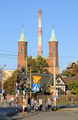 St. Bonifatiuskirche im Odertorviertel von Breslau - eingeweiht 1898; Fabrikschlot im Hintergrund.
