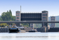 Schleuse Geesthacht - ein Binnenschiff verlässt die Schleusenkammer.  Die beiden Schleusenkammern mit einer Länge von 230 Metern und einer Breite von 25 Metern fassen jeweils vier Großmotorschiffe oder einen entsprechenden Schubverband.