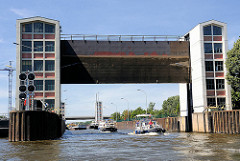Sportboote verlassen die Schleuse Gesthacht und fahren in die Elbe ein.