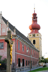 Glockenturm und Kreuz an der Strasse in Golcuv Jenikov.
