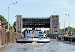 Ein Binnenschiff verlässt die Schleusenkammer der Elbschleuse Geesthacht.