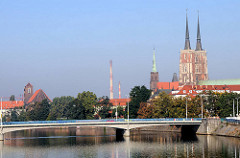 Blick über die Oder in Wroclaw, Breslau zur Sandinsel - Dominsel der polnischen Stadt.