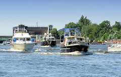 Motorboote in Fahrt - die Sportboote haben gerade die Schleuse Geesthacht verlassen und fahren in die Mittelelbe ein.
