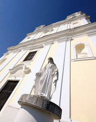 Marienfigur - Marienstatue am Eingang der römisch katholische Kirche der Jungfrau Maria  in Veľké Leváre / Slowakei.