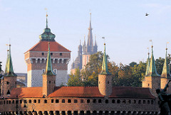 Barbakane / Festungsmauer mit Wehrtürmen - dahinter der Turm des Florianstor in Krakau.