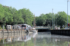 Hafen von Elmshorn an der Krückau - der Ewer GLORIA liegt am Anleger.