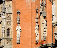 Historische Skulpturen an der Fassade - Bilder aus der Altstadt Wroclaws / Breslau, Polen.