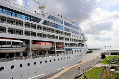 Das 181 m langen und 25m breiten Kreuzfahrtschiff AZAMARA JOURNEY kann 700 Passagiere an Bord nehmen - Einfahrt des Kreuzfahrtschiffs in die Brunsbüttler Schleuse Richtung Elbe.