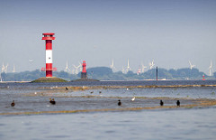 Leuchtfeuer Elbinsel Pagensand - Mündung der Krückau in die Elbe. Im Hintergrund Windräder bei Kolmar.