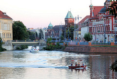 Kanal in Breslau, Wroclaw - Stadtansicht, Boote auf dem Wasser.