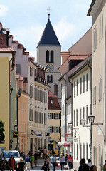 Enge Gasse mit historischen Häusern in Regensburg - Touristen auf der Strasse -