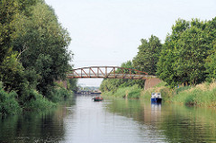 Eisenbrücke über den Eldekanal - Kanu und Sportboot auf dem Wasserweg.