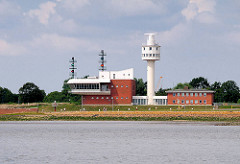 Radaranlage und Betriebsgebäude an der Einfahrt der Schleuse zum Nord Ostsee Kanal - Blick von der Elbe.