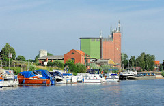 Hafen von Bleckede - Sportboote und Binnenschiff, Silogebäude.