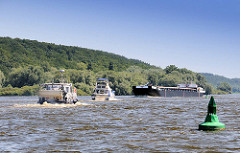 Sportboote - Motorboote auf der Elbe; ein Binnenschiff kommt ihnen entgegen. Rechts eine grüne Fahrwassertonne.