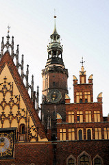 Rathausturm und Ausschnitt vom Ostgiebel vom historischen Rathaus in Wroclaw, Polen - Bilder der Sehenswürdigkeiten der Altstadt.