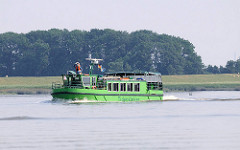 Ausflugsschiff Tiedenkieker bei der Insel Pagensand - das Fahrgastschiff hat beladen nur einen Tiefgang von 50cm.