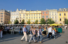 Hauptmarkt in Krakau - Touristen gehen über den Platz - historische Architektur.