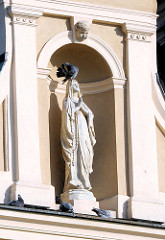Madonna - Marienskulptur auf der Wawel; Burg - Residenzschloss und Türme der Kathedrale in Krakau / Kraków.