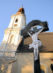 Kreuzigungsszene vor der St. Mauritiuskriche in Breslau, Wroclaw - Christus am Holzkreuz, Kirchturm der gotischen Kirche.