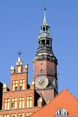 Rathausturm und Ausschnitt vom Ostgiebel vom historischen Rathaus in Wroclaw, Polen - Fotos der Sehenswürdigkeiten der Altstadt.