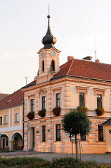 Rathaus von Golcuv Jenikov in der Abendsonne.