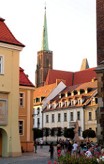 Historische Häuser auf der Dominsel in der Oder von Wroclaw, Breslau - Kirchturm der Hallenkirche Heiligkreuz.