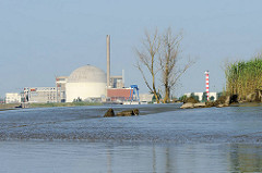 Einfahrt von der Elbe in die Haseldorfer Binnenelbe bei Niedrigwasser - auf der gegenüber liegenden Elbseite das stillgelegte Atomkraftwerk Stade.