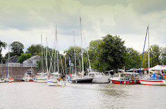 Neuer Sportboothafen an der Schleuse Brunsbüttel am Nord-Ostsee-Kanal. Ein ankommendes Segelboot unter Motor sucht einen Liegeplatz.