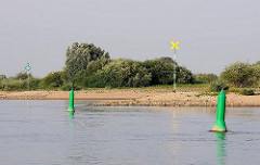 Fahrwasserkennzeichnung Elbe - Schifffahrtszeichen; gelbes Kreuz, Übergangsbake linkes Ufer - grüne Doppeltonnen kennzeichnen den Seitenwechsel des Fahrwasserbereichs. Im Hintergrund die grüne Lagebake.