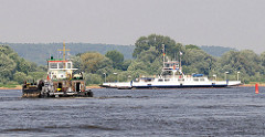 Binnenschiff in Fahrt auf der Elbe - Autofähre, Personenfähre über die Elbe bei Neu Darchau.