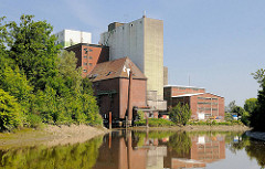 Industriegebäude / Silo - Ufer der Pinnau in Uetersen.