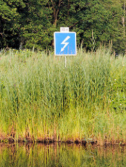 Hinweisschild auf den Wasserweg Elde Müritz überquerende Hochspannungsleitung.