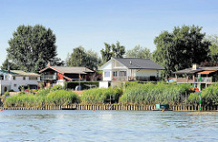 Häuser am Elbufer - Wohnhäuser, Wochenendhäuser im Grünen an der Elbe.