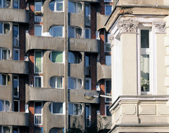 Alt + Neu - historischer Erker und Fassade eines der Hochhäuser der Siedlung Grunwaldplatz / plac Grunwaldzi; erbaut von 1967 - 1975.