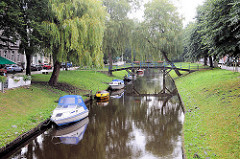Gracht mit geankerten Sportboote - Brücke über den Kanal; Bilder aus Friedrichstadt an der Eider / Treene.