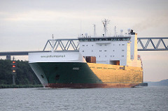 Das finnische Frachtschiff MISIDA hat die Brunsbüttler Hochbrücke der Bundestrasse 5 unterfahren - die Brückenkonstruktion hat eine lichte Höhe von 42,00m - der Frachter wird von der Morgensonne angestrahlt.